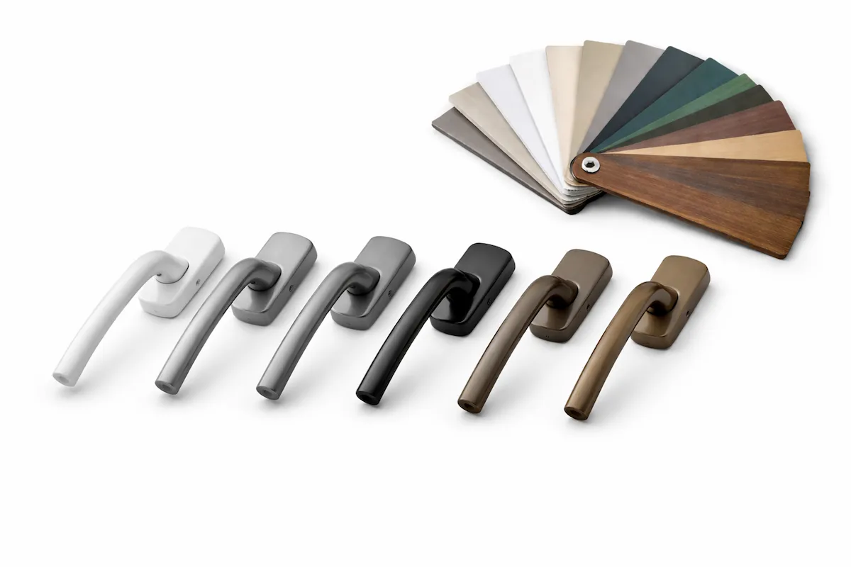 Accessori per serramenti in PVC e alluminio con finiture e colori.