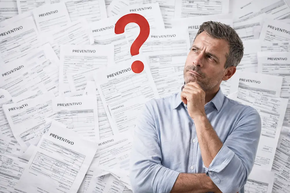 Uomo indeciso davanti a diversi preventivi per serramenti con punto interrogativo